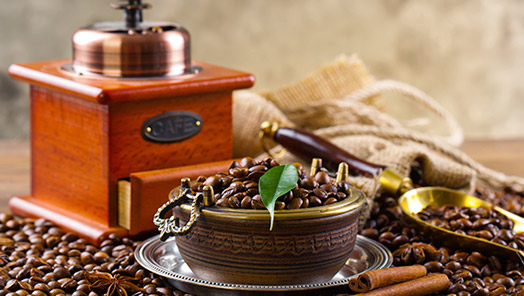 Farklı kahve metodları için kahve değirmenleri ve öğütülmüş kahve