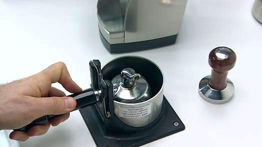 Portafiltrenizdeki kahve posasının temizlenmesi için Pratik bir çözüm : Pro-fondi elektrikli fırça sistemi